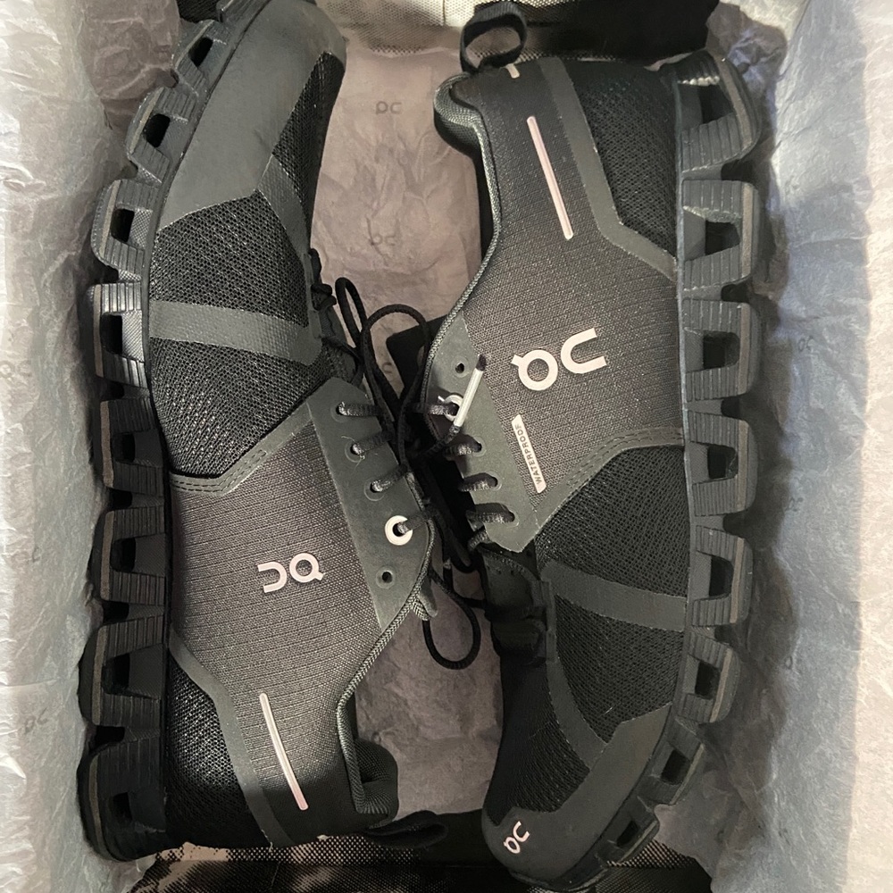 ON Cloud Waterproof Womens 9.5 or Mens 8.5.